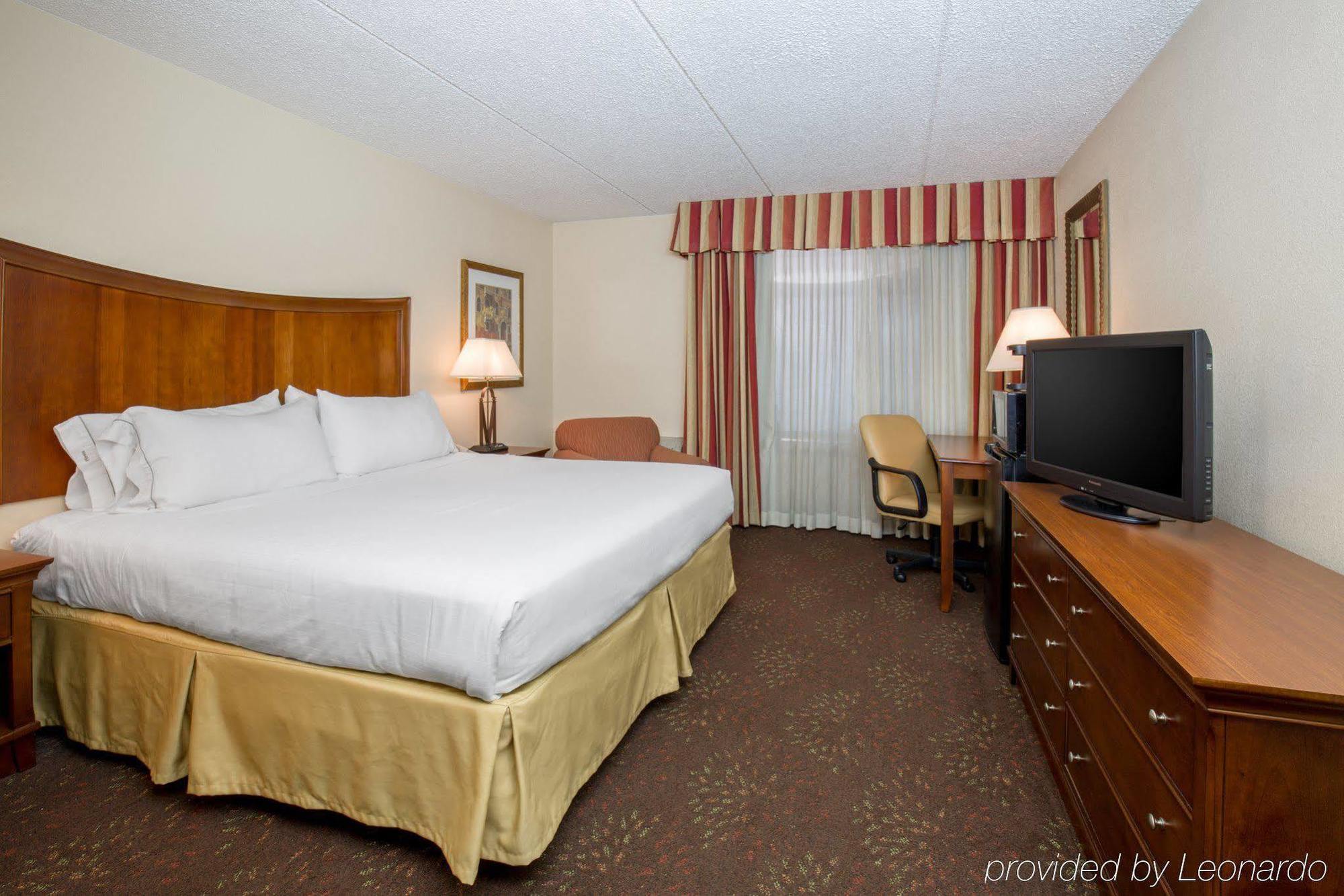 Holiday Inn Express Milwaukee - West Medical Center, An Ihg Hotel Wauwatosa Exterior photo